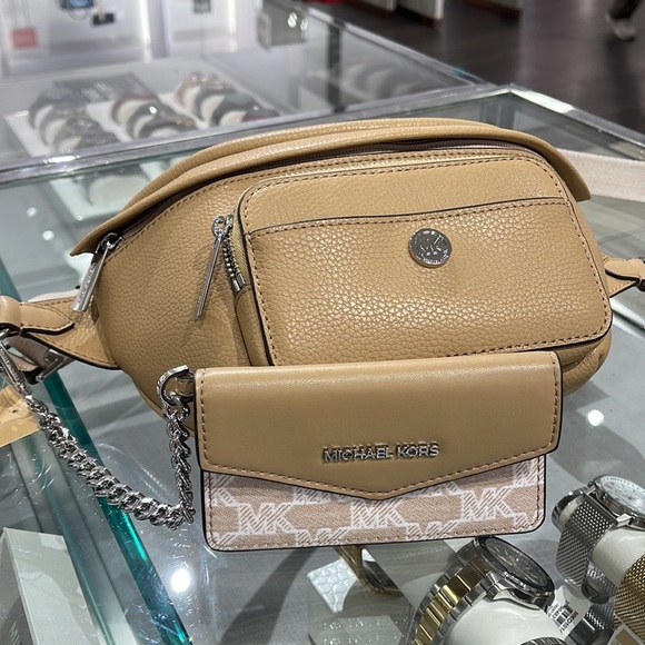 MICHAEL KORS
Maisie Large Pebbled Leather 2-in-1 Sling Pack
Camel
NWT - Picture 7 of 16